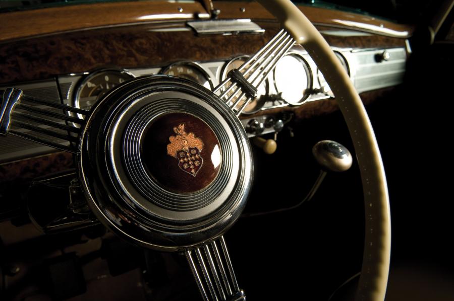 Панель приборов Packard Twelve Coupe Roadster 1938 года  (фото 7 из 12)